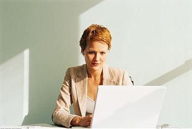 《Sympathia》Steam免费发布 躲避玩法节奏新游